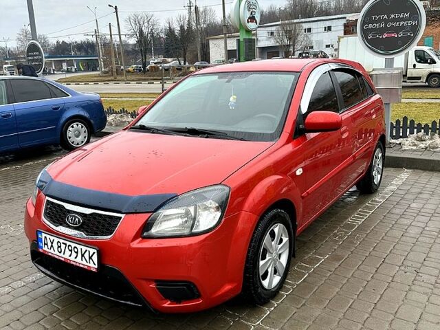 Красный Киа Рио, объемом двигателя 1.4 л и пробегом 102 тыс. км за 6100 $, фото 1 на Automoto.ua