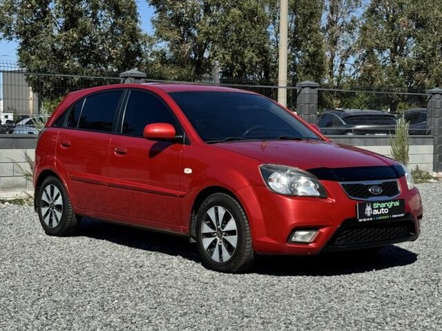 Красный Киа Рио, объемом двигателя 1.4 л и пробегом 211 тыс. км за 6000 $, фото 1 на Automoto.ua