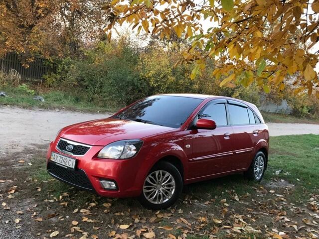 Красный Киа Рио, объемом двигателя 1.4 л и пробегом 95 тыс. км за 8000 $, фото 1 на Automoto.ua