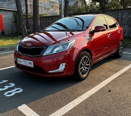 Червоний Кіа Ріо, об'ємом двигуна 1.6 л та пробігом 236 тис. км за 9000 $, фото 1 на Automoto.ua