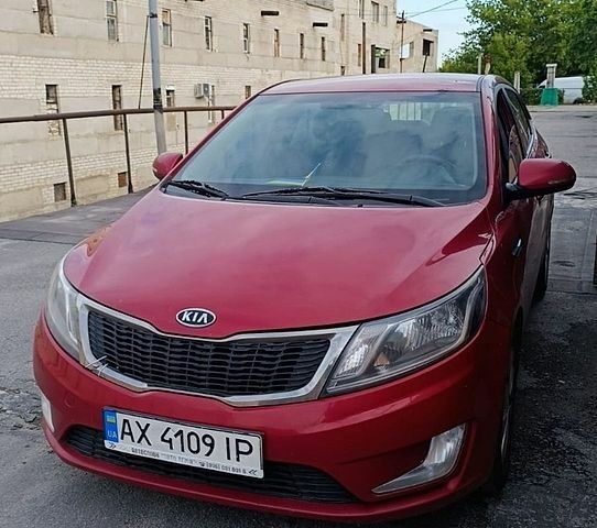 Красный Киа Рио, объемом двигателя 1.59 л и пробегом 272 тыс. км за 5800 $, фото 1 на Automoto.ua
