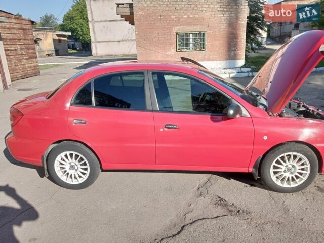 Красный Киа Рио, объемом двигателя 1.34 л и пробегом 280 тыс. км за 3200 $, фото 1 на Automoto.ua