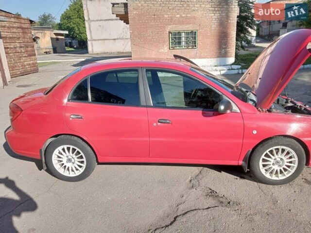 Красный Киа Рио, объемом двигателя 1.34 л и пробегом 280 тыс. км за 3200 $, фото 1 на Automoto.ua