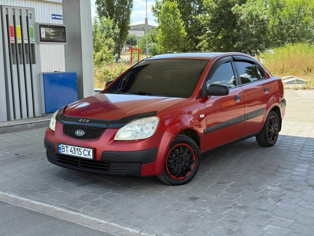 Красный Киа Рио, объемом двигателя 1.4 л и пробегом 298 тыс. км за 3999 $, фото 1 на Automoto.ua