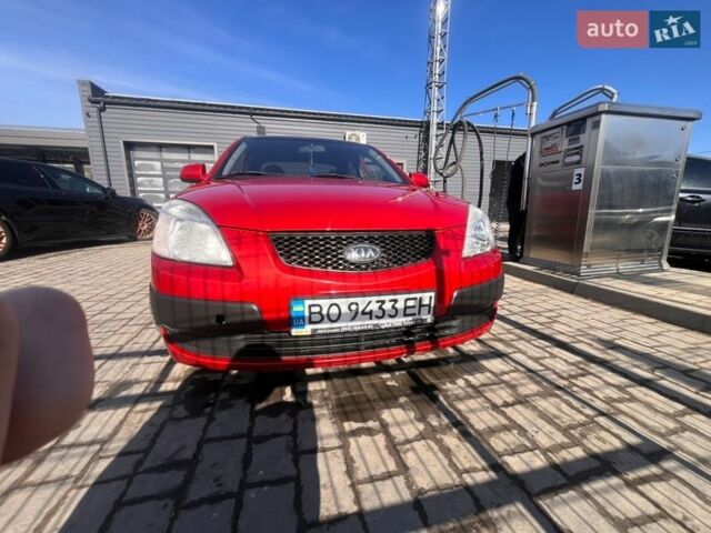 Красный Киа Рио, объемом двигателя 1.4 л и пробегом 274 тыс. км за 3800 $, фото 1 на Automoto.ua