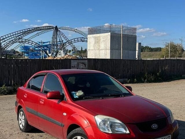 Красный Киа Рио, объемом двигателя 1.5 л и пробегом 305 тыс. км за 3000 $, фото 1 на Automoto.ua