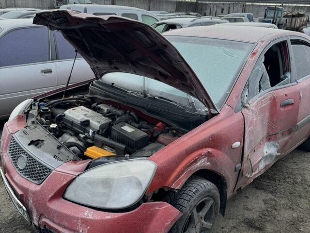 Красный Киа Рио, объемом двигателя 1.4 л и пробегом 240 тыс. км за 1500 $, фото 1 на Automoto.ua
