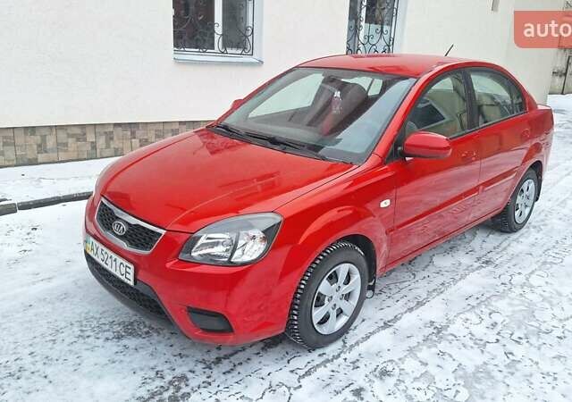 Красный Киа Рио, объемом двигателя 1.4 л и пробегом 180 тыс. км за 4750 $, фото 1 на Automoto.ua