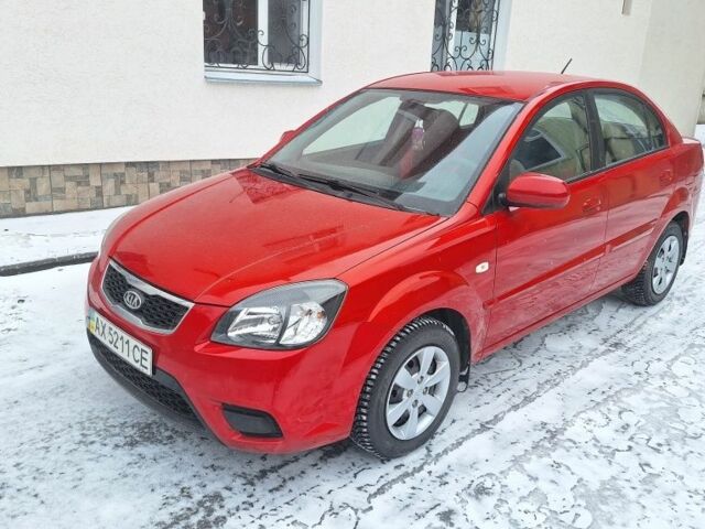 Красный Киа Рио, объемом двигателя 1.4 л и пробегом 180 тыс. км за 4750 $, фото 1 на Automoto.ua