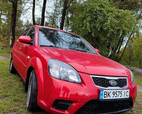 Красный Киа Рио, объемом двигателя 1.4 л и пробегом 210 тыс. км за 4600 $, фото 1 на Automoto.ua