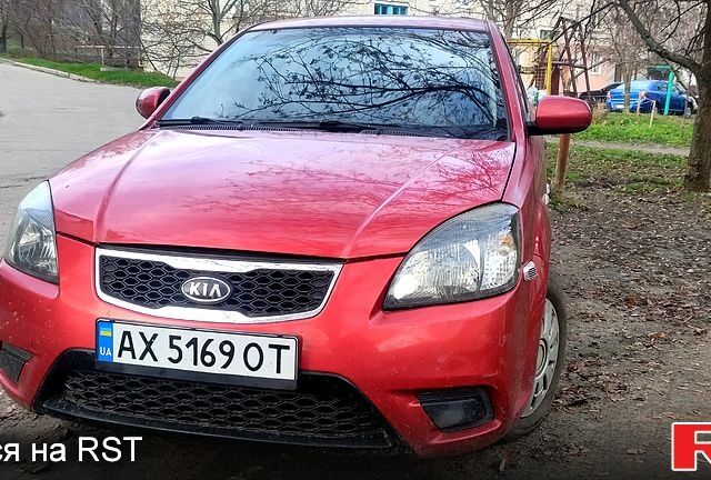 Красный Киа Рио, объемом двигателя 1.4 л и пробегом 200 тыс. км за 4800 $, фото 1 на Automoto.ua