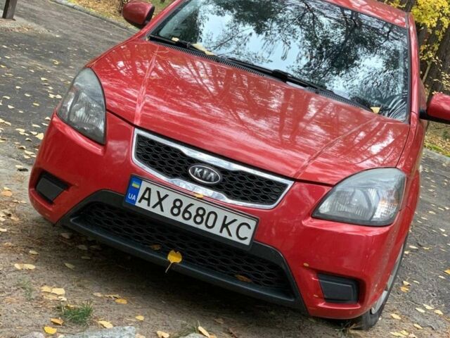 Красный Киа Рио, объемом двигателя 1.4 л и пробегом 213 тыс. км за 5000 $, фото 1 на Automoto.ua