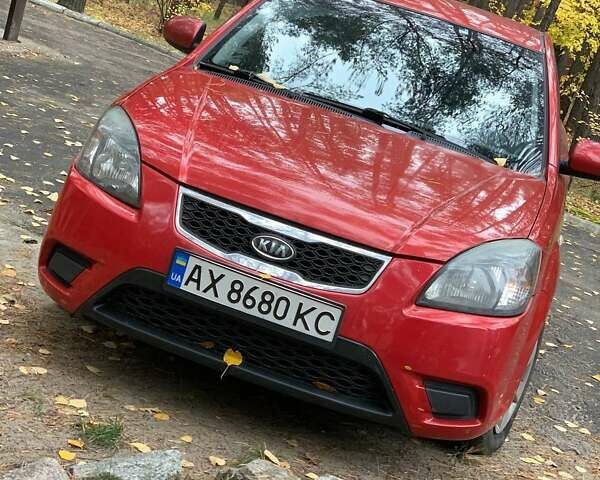 Красный Киа Рио, объемом двигателя 1.4 л и пробегом 213 тыс. км за 5300 $, фото 1 на Automoto.ua