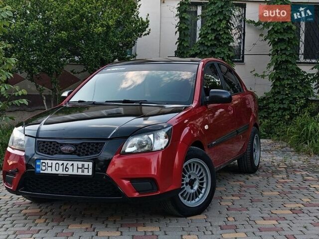 Красный Киа Рио, объемом двигателя 1.4 л и пробегом 300 тыс. км за 4200 $, фото 1 на Automoto.ua