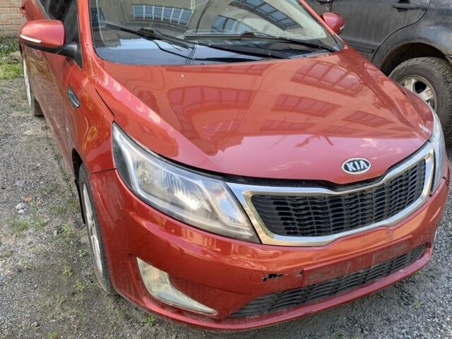 Красный Киа Рио, объемом двигателя 1.6 л и пробегом 300 тыс. км за 3500 $, фото 1 на Automoto.ua