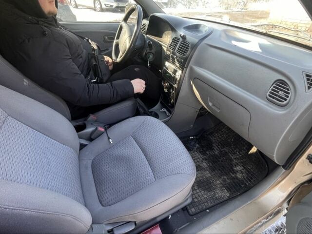 Желтый Киа Рио, объемом двигателя 1.3 л и пробегом 328 тыс. км за 1600 $, фото 1 на Automoto.ua