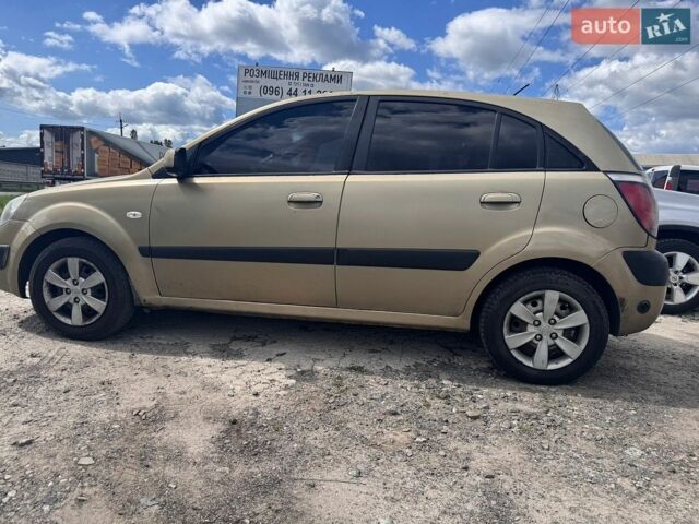 Желтый Киа Рио, объемом двигателя 1.4 л и пробегом 336 тыс. км за 3600 $, фото 1 на Automoto.ua