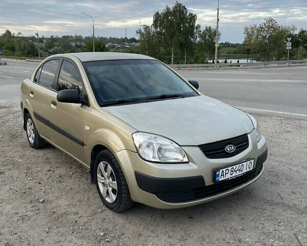 Желтый Киа Рио, объемом двигателя 1.4 л и пробегом 230 тыс. км за 3600 $, фото 1 на Automoto.ua