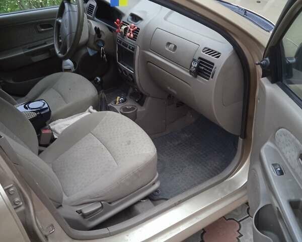 Желтый Киа Рио, объемом двигателя 1.34 л и пробегом 214 тыс. км за 2700 $, фото 1 на Automoto.ua