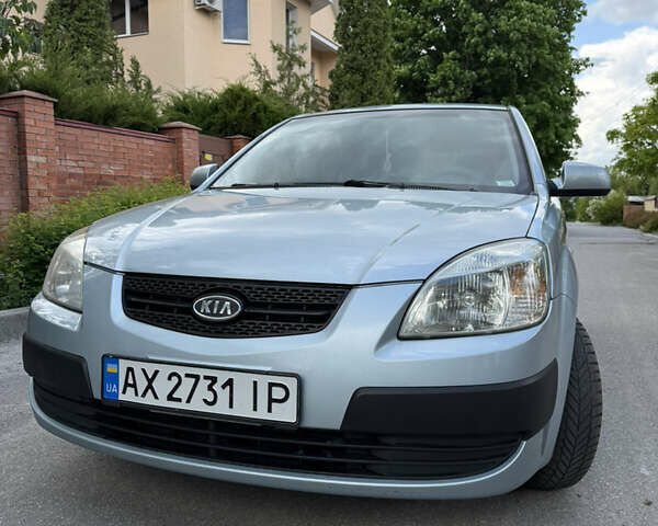 Серый Киа Рио, объемом двигателя 1.4 л и пробегом 230 тыс. км за 3800 $, фото 1 на Automoto.ua