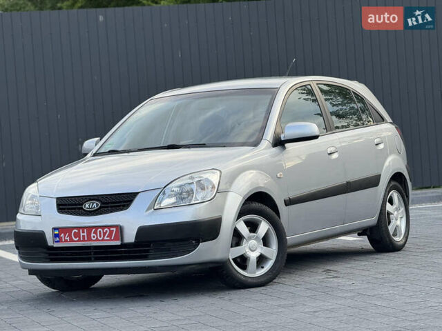 Серый Киа Рио, объемом двигателя 1.6 л и пробегом 172 тыс. км за 5600 $, фото 1 на Automoto.ua