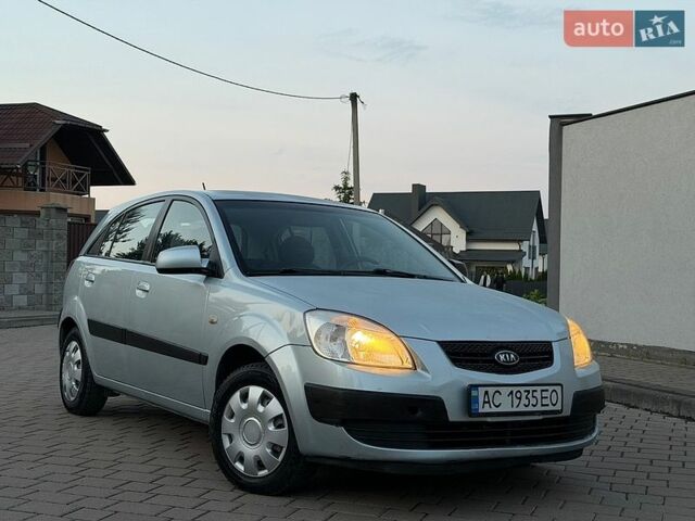 Серый Киа Рио, объемом двигателя 1.59 л и пробегом 276 тыс. км за 4200 $, фото 1 на Automoto.ua