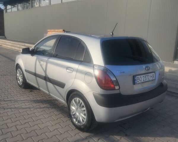 Серый Киа Рио, объемом двигателя 1.49 л и пробегом 280 тыс. км за 3900 $, фото 1 на Automoto.ua