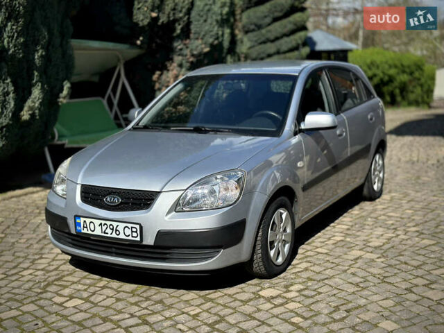 Серый Киа Рио, объемом двигателя 1.4 л и пробегом 120 тыс. км за 4600 $, фото 1 на Automoto.ua