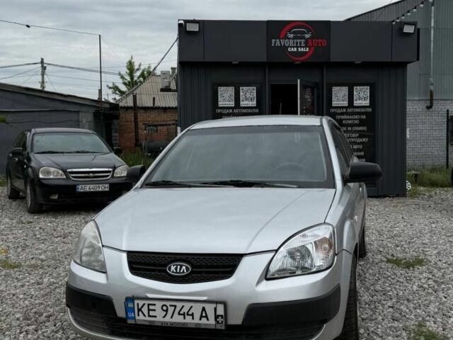 Серый Киа Рио, объемом двигателя 1.4 л и пробегом 300 тыс. км за 3200 $, фото 1 на Automoto.ua