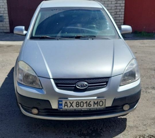 Серый Киа Рио, объемом двигателя 1.4 л и пробегом 205 тыс. км за 3950 $, фото 1 на Automoto.ua