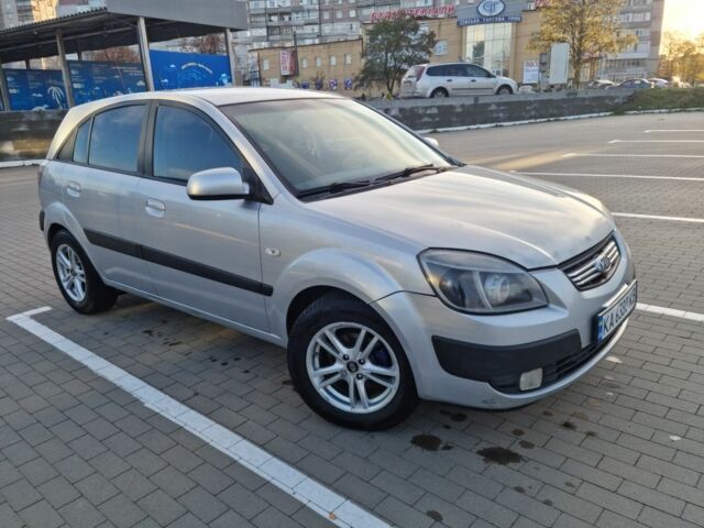 Серый Киа Рио, объемом двигателя 1.4 л и пробегом 200 тыс. км за 4200 $, фото 1 на Automoto.ua