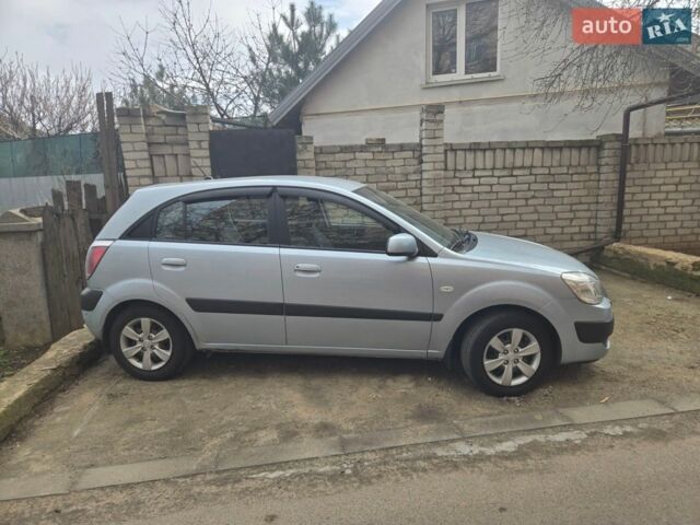 Серый Киа Рио, объемом двигателя 1.4 л и пробегом 240 тыс. км за 4000 $, фото 1 на Automoto.ua