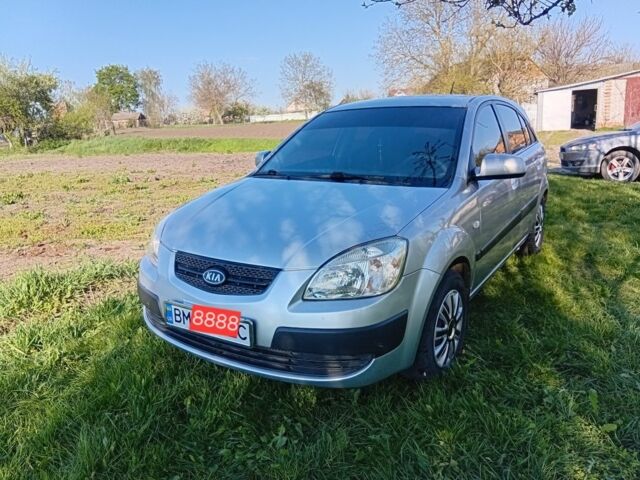 Серый Киа Рио, объемом двигателя 1.4 л и пробегом 225 тыс. км за 3800 $, фото 1 на Automoto.ua