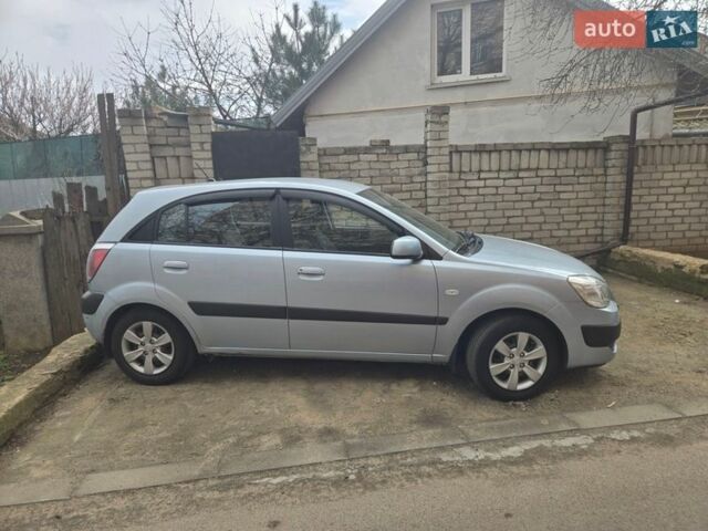 Серый Киа Рио, объемом двигателя 1.4 л и пробегом 240 тыс. км за 4000 $, фото 1 на Automoto.ua