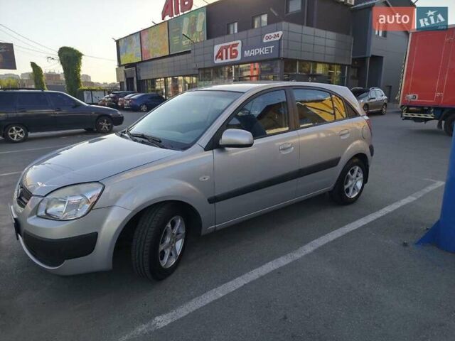 Серый Киа Рио, объемом двигателя 1.4 л и пробегом 140 тыс. км за 6400 $, фото 1 на Automoto.ua