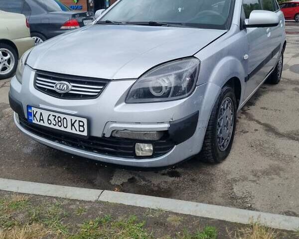 Серый Киа Рио, объемом двигателя 1.4 л и пробегом 270 тыс. км за 4000 $, фото 1 на Automoto.ua