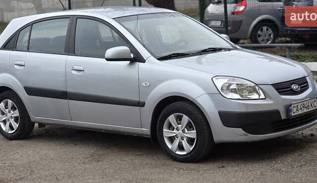 Серый Киа Рио, объемом двигателя 1.4 л и пробегом 130 тыс. км за 4500 $, фото 1 на Automoto.ua