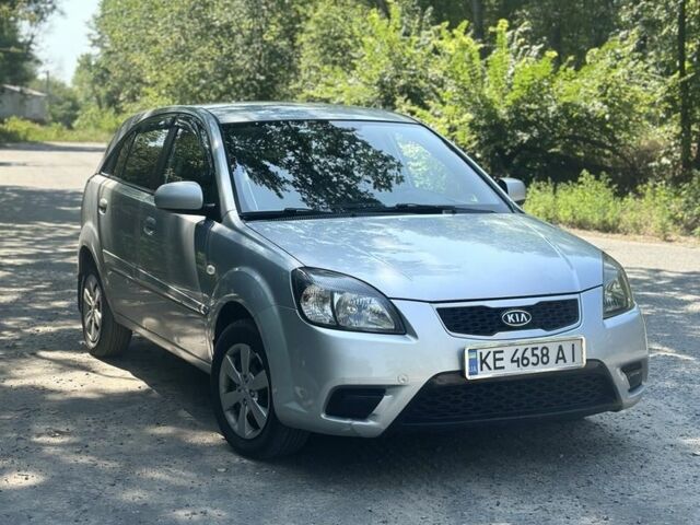 Сірий Кіа Ріо, об'ємом двигуна 1.4 л та пробігом 173 тис. км за 4313 $, фото 1 на Automoto.ua