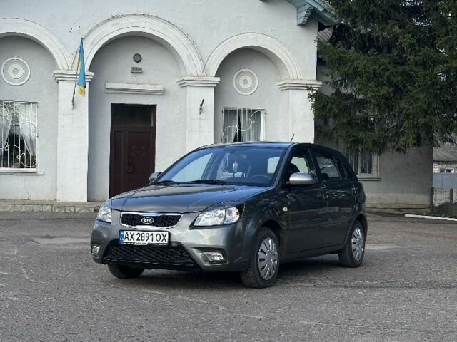 Сірий Кіа Ріо, об'ємом двигуна 1.4 л та пробігом 210 тис. км за 5200 $, фото 1 на Automoto.ua