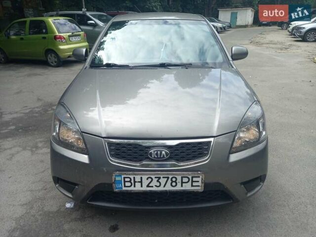 Сірий Кіа Ріо, об'ємом двигуна 1.4 л та пробігом 330 тис. км за 4700 $, фото 1 на Automoto.ua