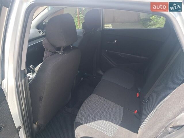 Серый Киа Рио, объемом двигателя 1.59 л и пробегом 240 тыс. км за 7300 $, фото 1 на Automoto.ua