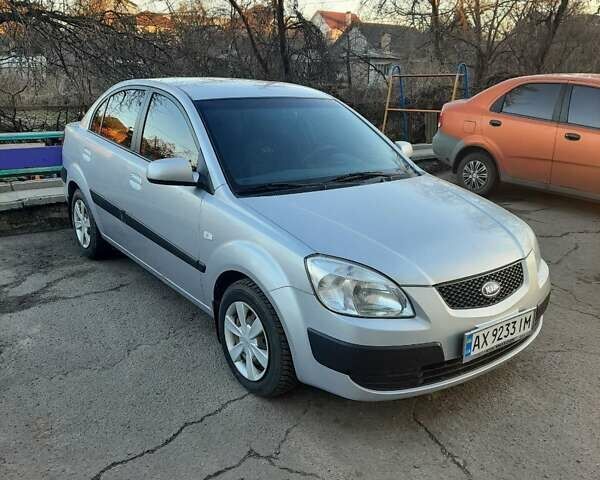 Серый Киа Рио, объемом двигателя 1.4 л и пробегом 177 тыс. км за 5400 $, фото 1 на Automoto.ua
