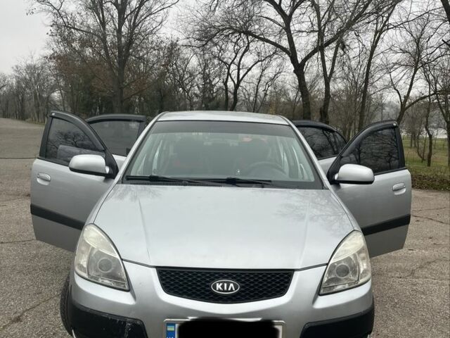Серый Киа Рио, объемом двигателя 1.4 л и пробегом 237 тыс. км за 5200 $, фото 1 на Automoto.ua