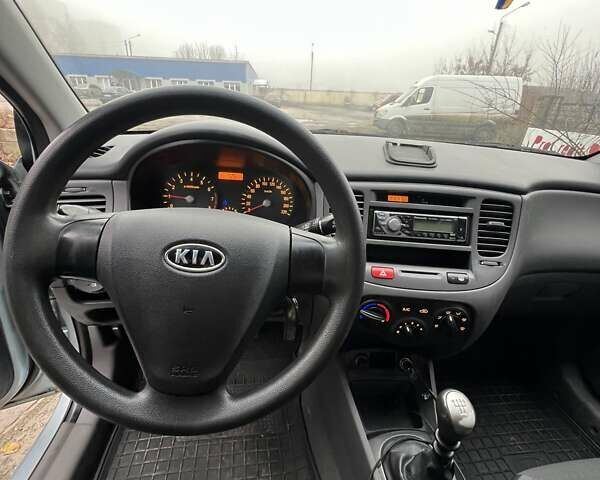 Сірий Кіа Ріо, об'ємом двигуна 1.4 л та пробігом 241 тис. км за 4300 $, фото 1 на Automoto.ua