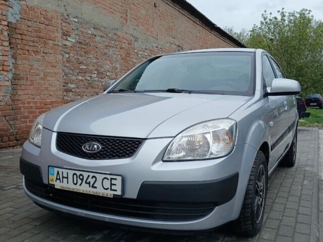 Серый Киа Рио, объемом двигателя 1.4 л и пробегом 240 тыс. км за 3950 $, фото 1 на Automoto.ua