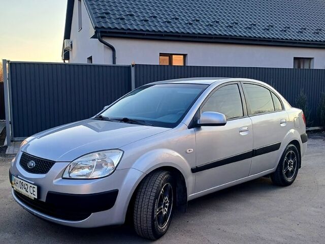 Серый Киа Рио, объемом двигателя 1.4 л и пробегом 200 тыс. км за 4000 $, фото 1 на Automoto.ua