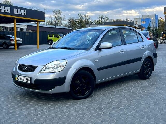Серый Киа Рио, объемом двигателя 1.4 л и пробегом 186 тыс. км за 4400 $, фото 1 на Automoto.ua