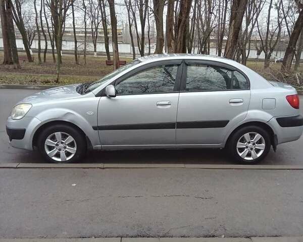 Серый Киа Рио, объемом двигателя 1.4 л и пробегом 247 тыс. км за 3700 $, фото 1 на Automoto.ua