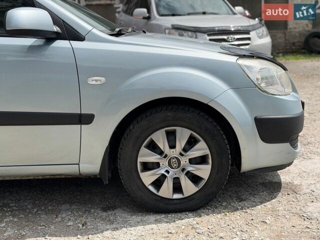 Серый Киа Рио, объемом двигателя 1.4 л и пробегом 364 тыс. км за 4100 $, фото 1 на Automoto.ua