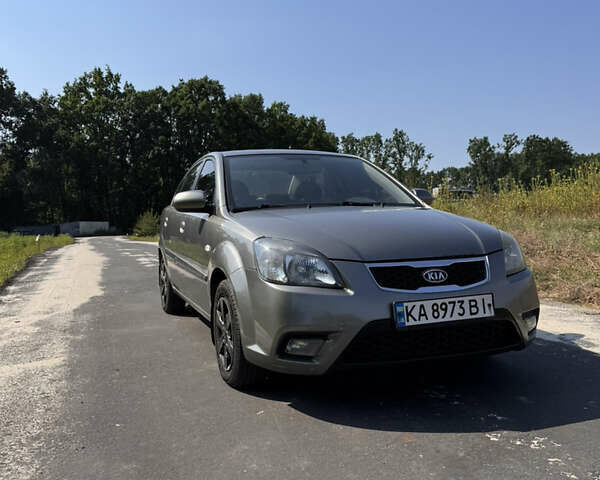 Серый Киа Рио, объемом двигателя 1.4 л и пробегом 275 тыс. км за 4700 $, фото 1 на Automoto.ua